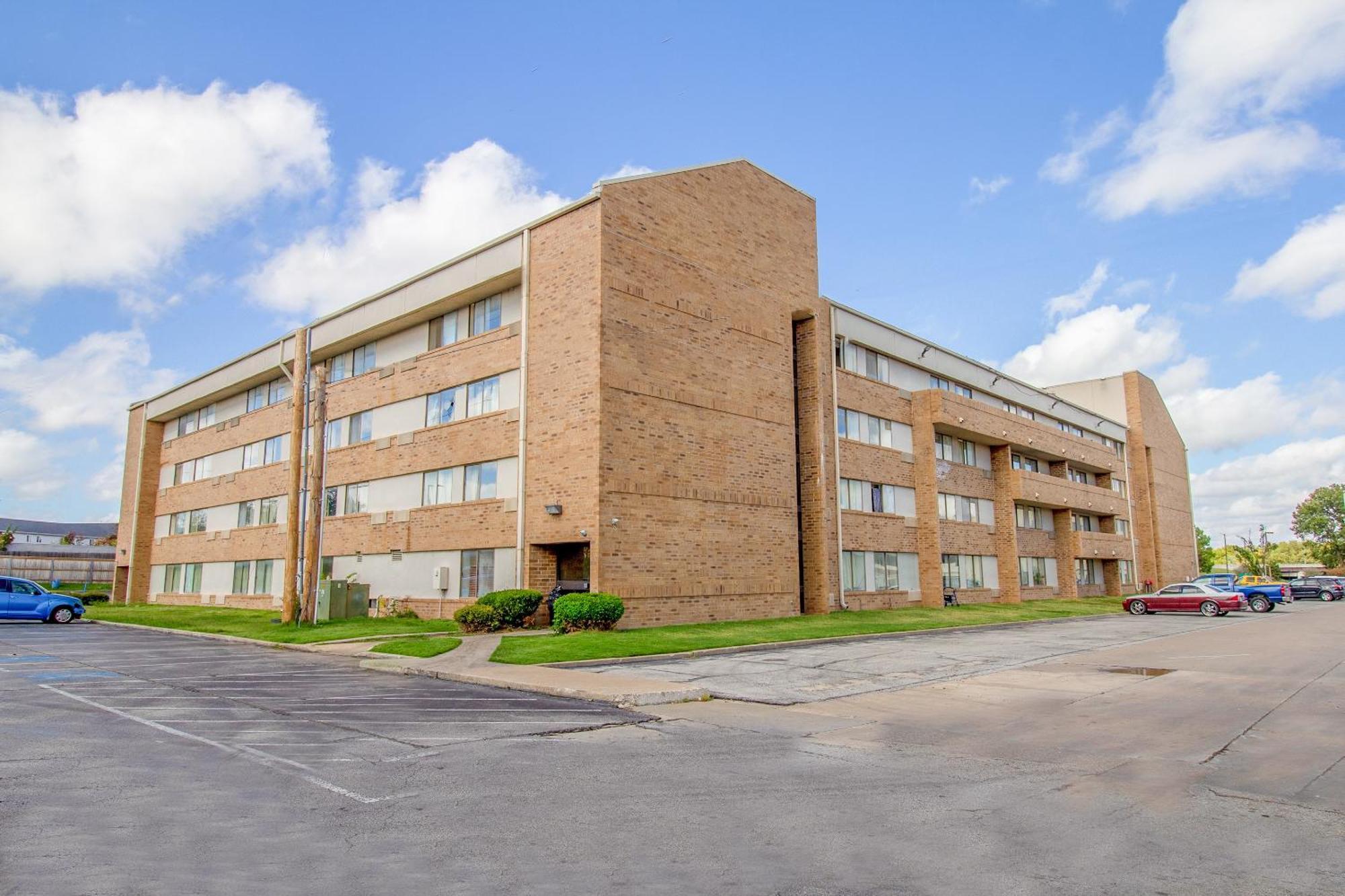 Clarion Inn&Suites Tulsa Exterior foto